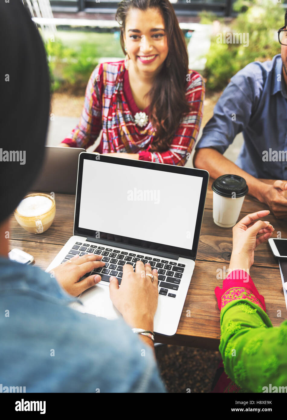 Connessione con le persone notebook spazio copia Mock up Concept Foto Stock