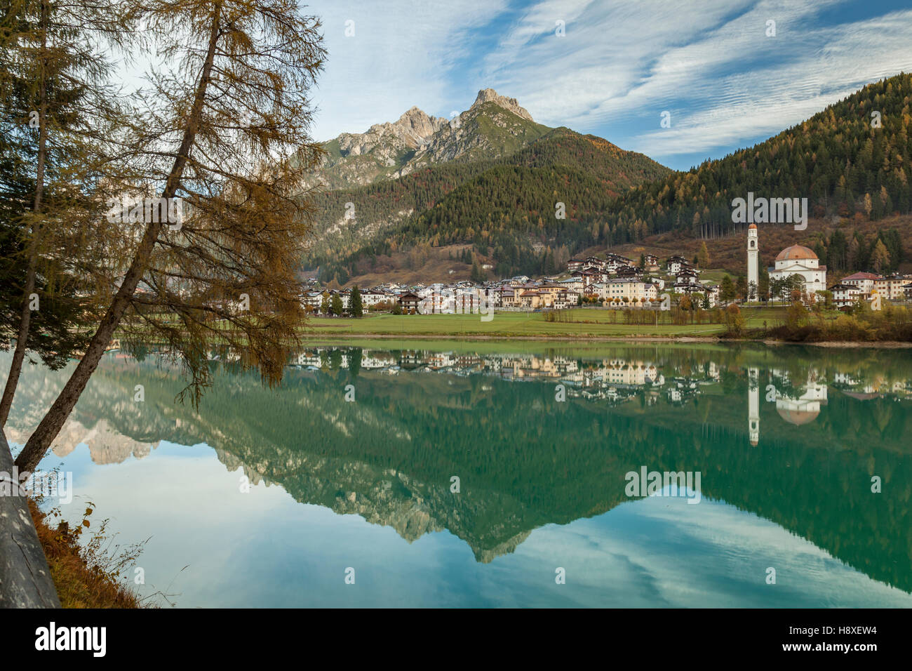 Autunno mattina a Santa Caterina lago di Auronzo di Cadore, Dolomiti, Italia. Foto Stock