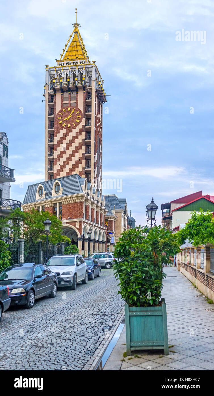 La strada stretta con la torre dell orologio, decorato con il Tetto d'oro e le campane, a zig-zag pattern dei diversi mattoni, Batumi, Georgia. Foto Stock