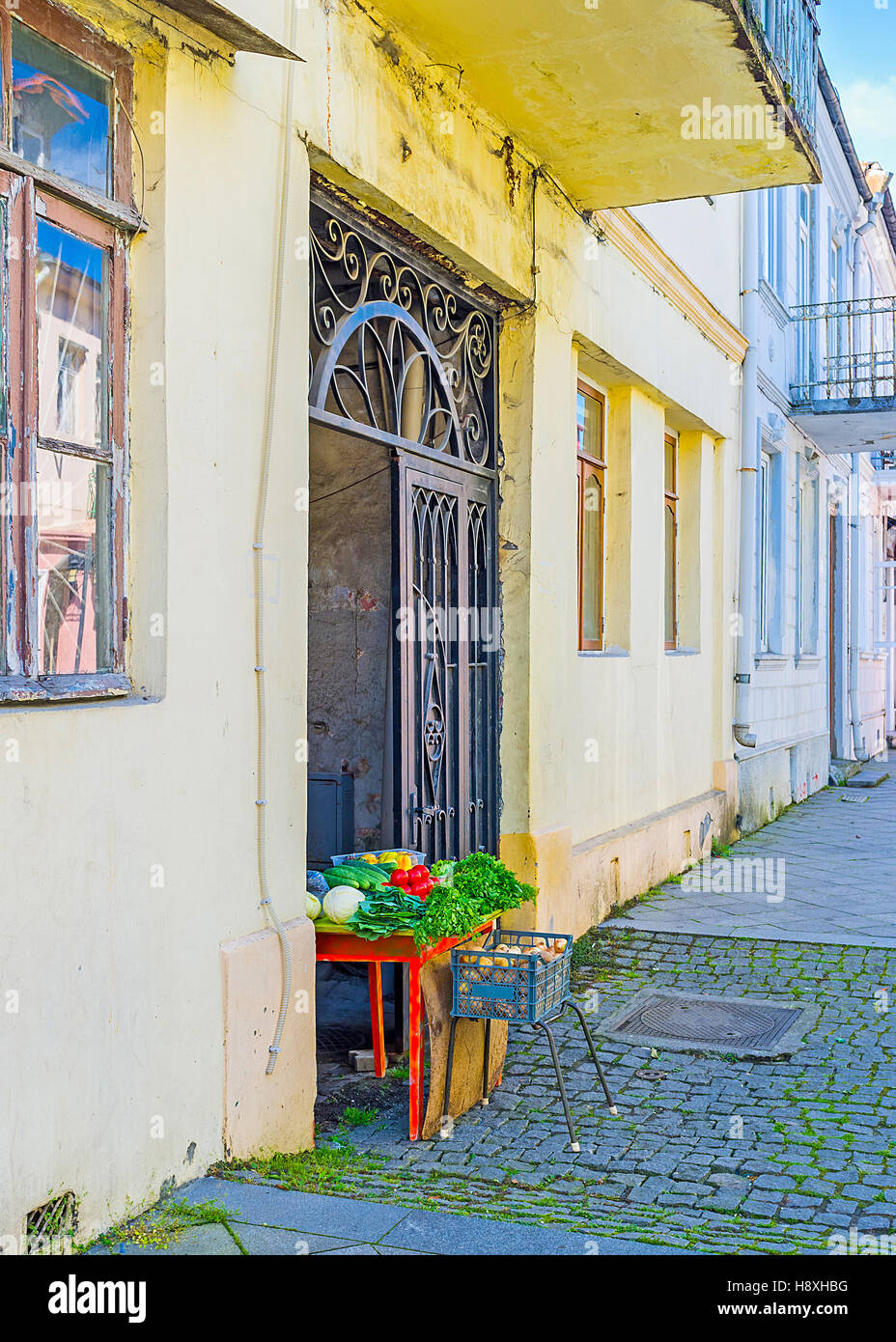 La gente del posto di vendere la loro casa coltivati ortaggi dalla tabella nel passaggio del cantiere, Batumi, Georgia. Foto Stock