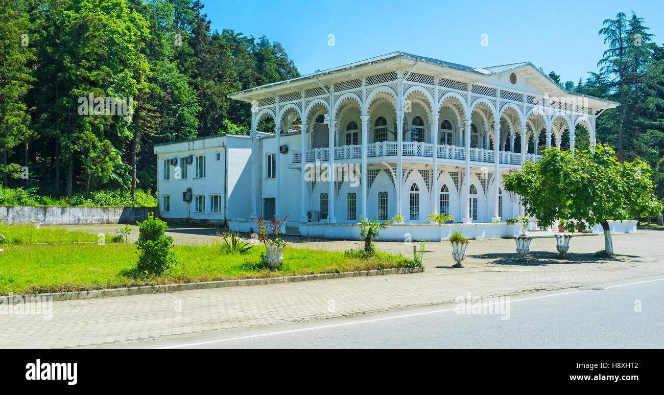 Il bianco palazzo in legno con intarsi di terrazza, Batumi, Georgia. Foto Stock