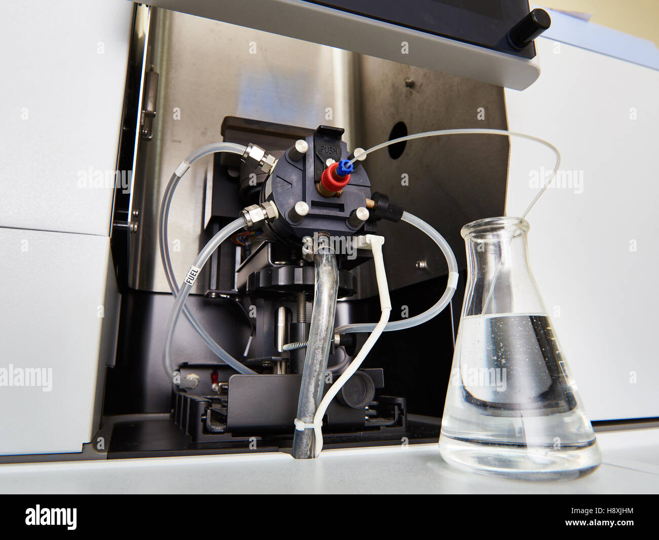 Spettrofotometro ad assorbimento atomico nel laboratorio chimico Foto Stock