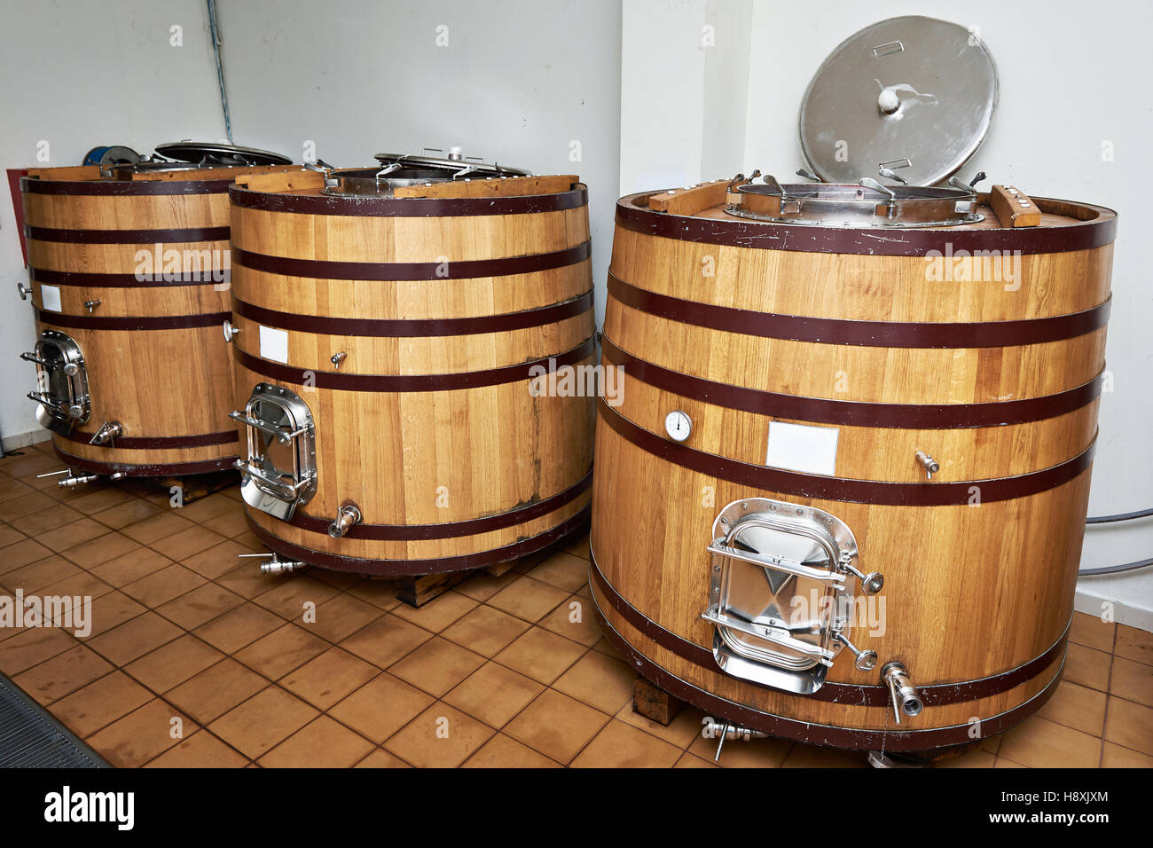 Vasca in legno Barili per invecchiare il vino presso la cantina Foto Stock
