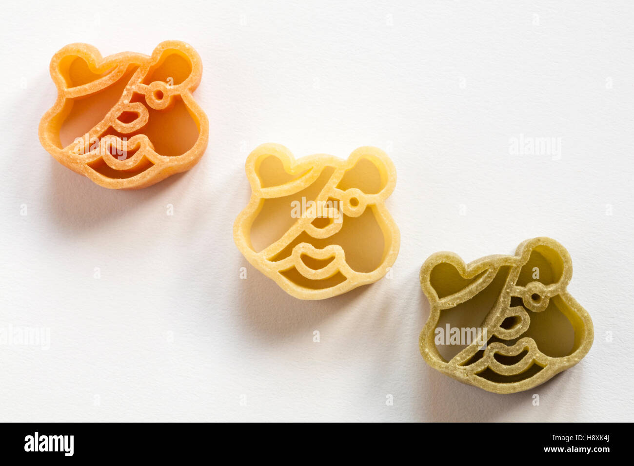 Lakeland Pudsey Pasta - Pasta di Semola di Grano Duro con pomodoro e spinaci impostato su sfondo bianco - Pudsey bear sagomata Foto Stock