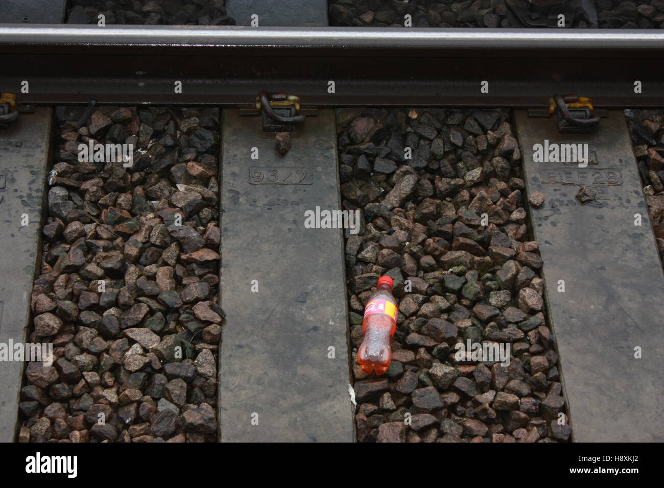 Vecchio Coca Cola bottiglia sul treno in legno via ghiaia Foto Stock