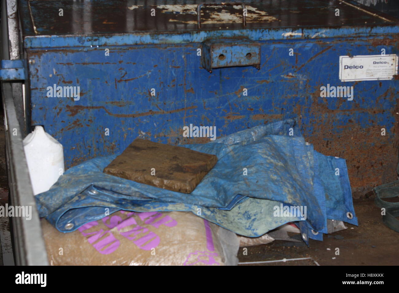 Sito di costruzione parete blu con soletta in calcestruzzo Foto Stock