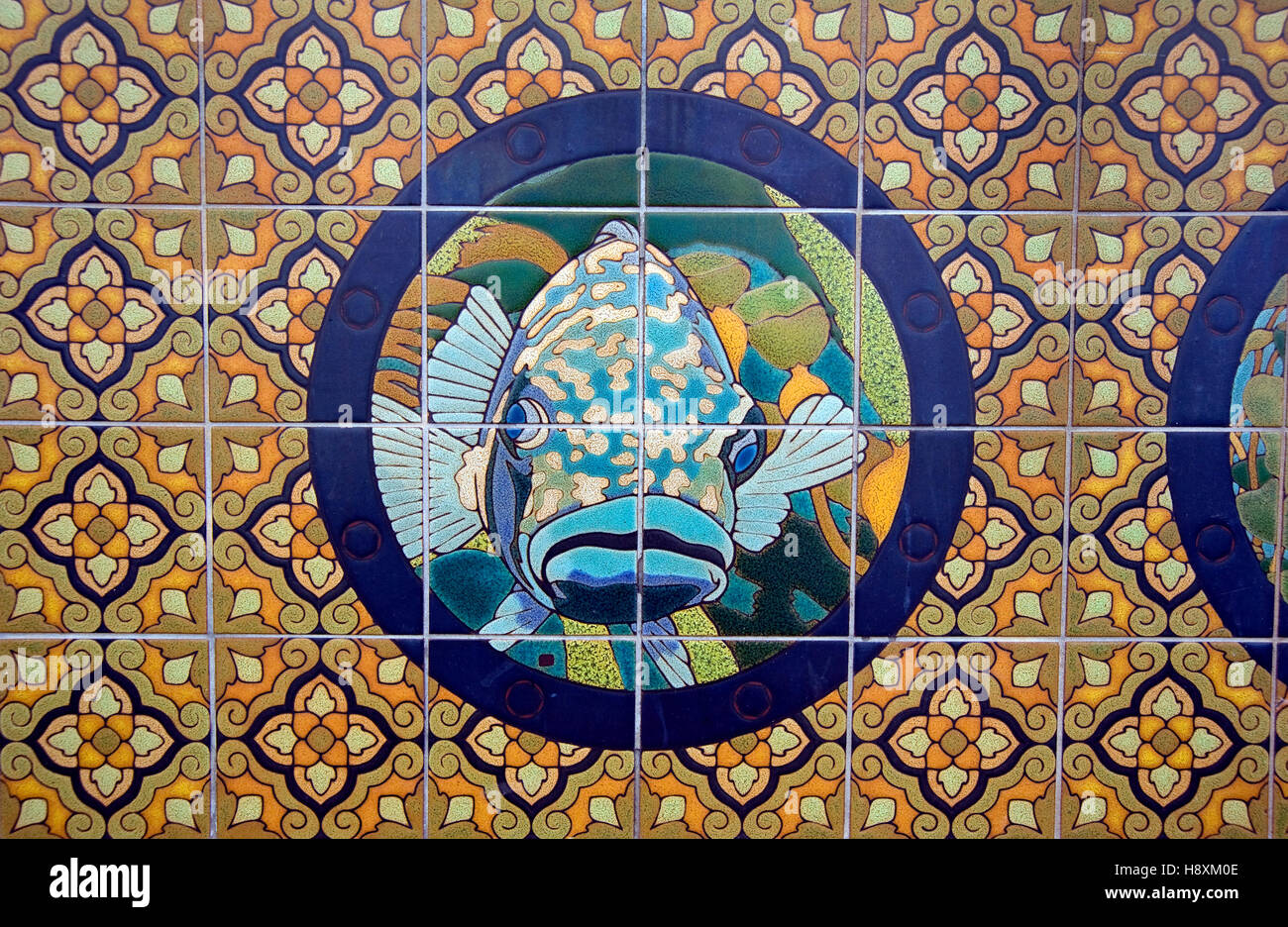 Piastrelle colorate ritraggono scena subacquea lungo la passeggiata al Casino di Avalon sull isola Catlaina fuori della California del Sud Foto Stock