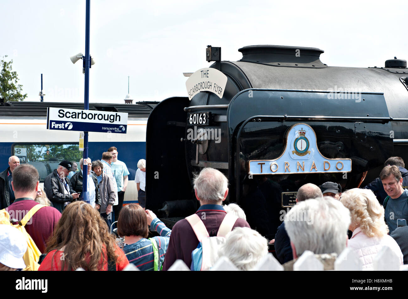 Locomotiva a vapore "Tornado' a Scarborough stazione ferroviaria, North Yorkshire, Regno Unito Foto Stock