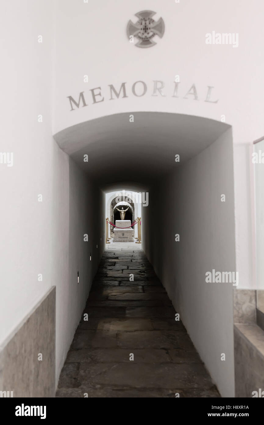Ingresso del Soldato Ignoto tomba. Cappella Memoriale del Monumento aos Combatentes do Ultramar - Ultramar combattenti monumento. Foto Stock