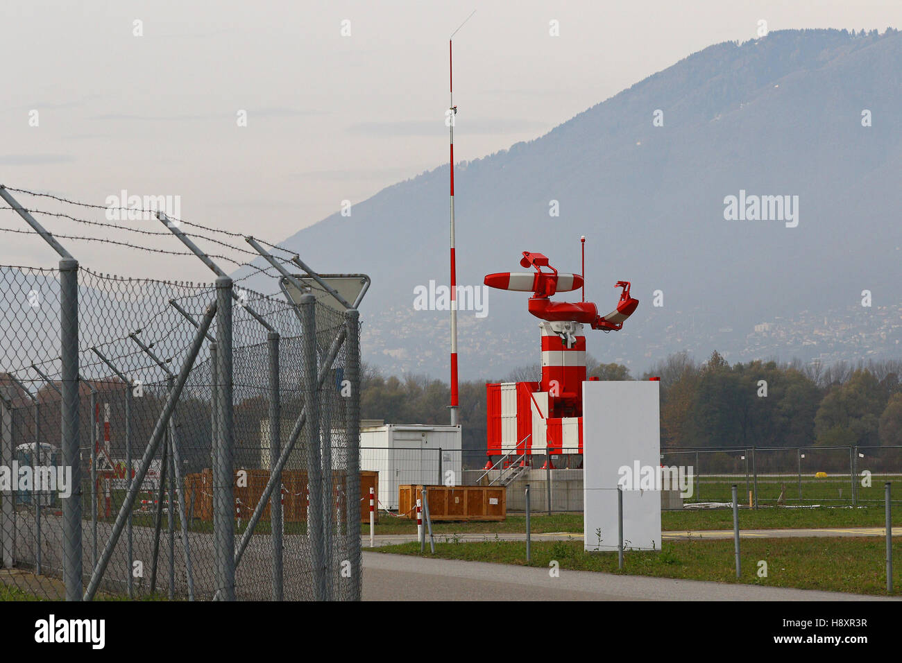 Militare Mobile apparecchiature radar all'aeroporto da barbwire catena collegamento recinto Foto Stock