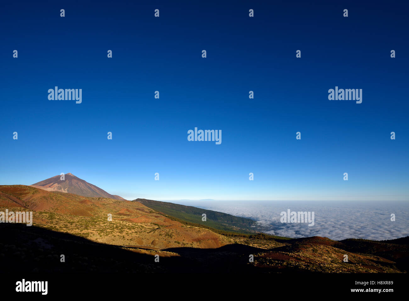 Passat nuvole sopra la valle di Orotava, il Monte Teide, Parco Nazionale di Teide Tenerife, Isole Canarie, Spagna Foto Stock