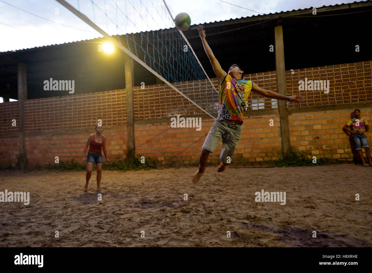 Giovani giocando a pallavolo, sera, Trinta, Itaituba distretto, Pará, Brasile Foto Stock