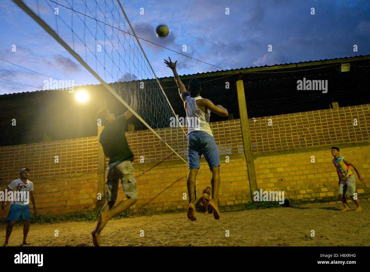 Giovani giocando a pallavolo, sera, Trinta, Itaituba distretto, Pará, Brasile Foto Stock