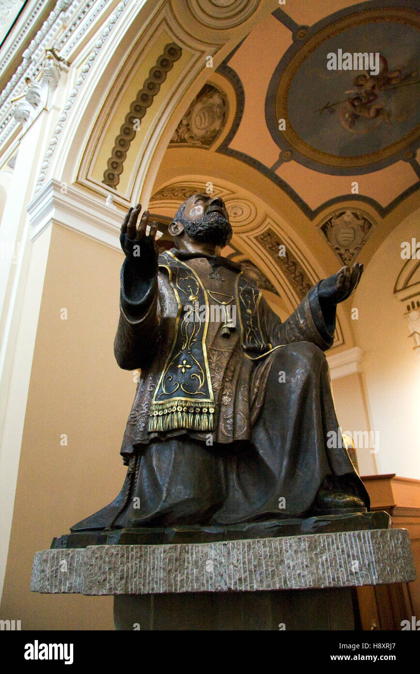 Statua di Padre Pio nella Chiesa di Santa Maria degli Angeli, 1688, Pietralcina, Benevento, Campania, Italia Foto Stock