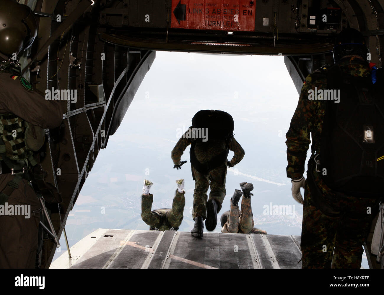 Paracadutisti jumping dal portello posteriore di un elicottero, xiii paracadutista internazionale la concorrenza delle operazioni speciali Foto Stock