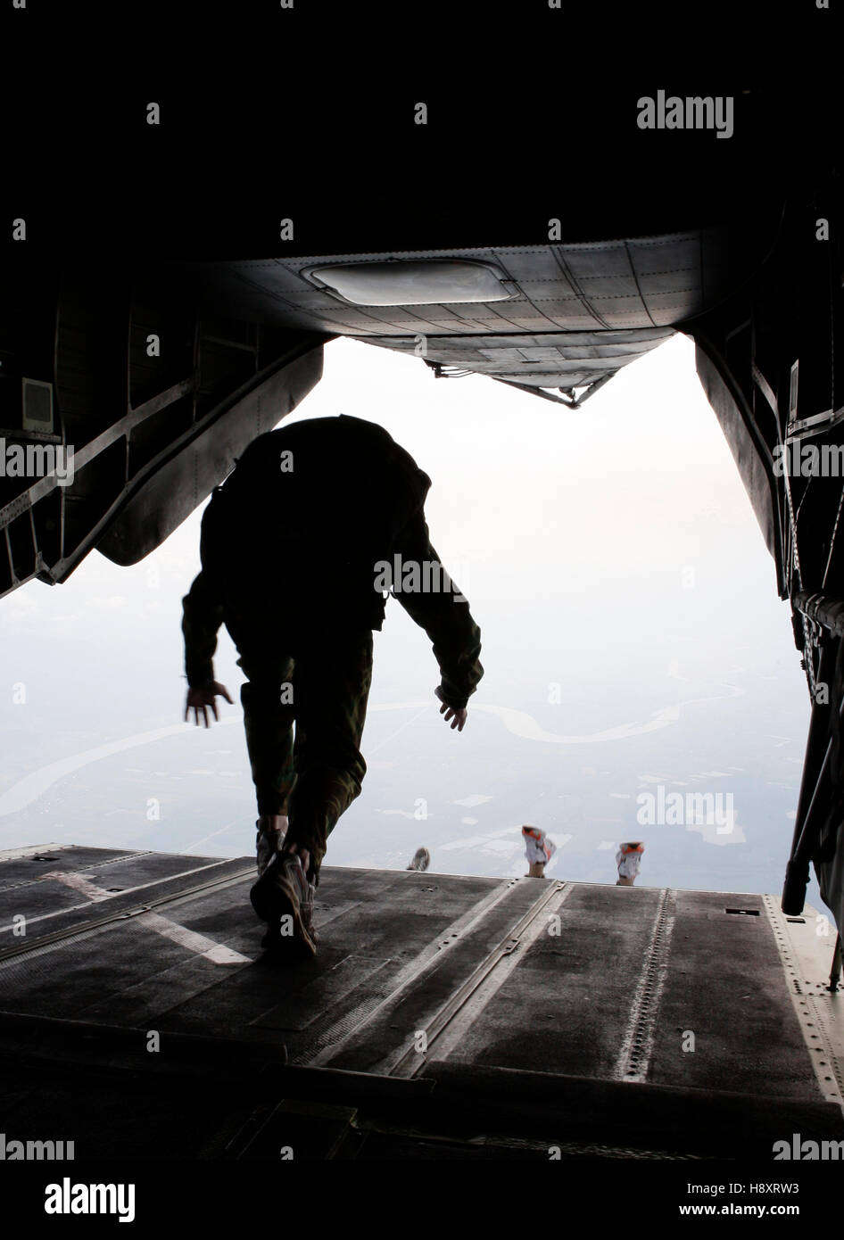 Paracadutista jumping dal portello posteriore di un elicottero, xiii paracadutista internazionale la concorrenza delle operazioni speciali Foto Stock