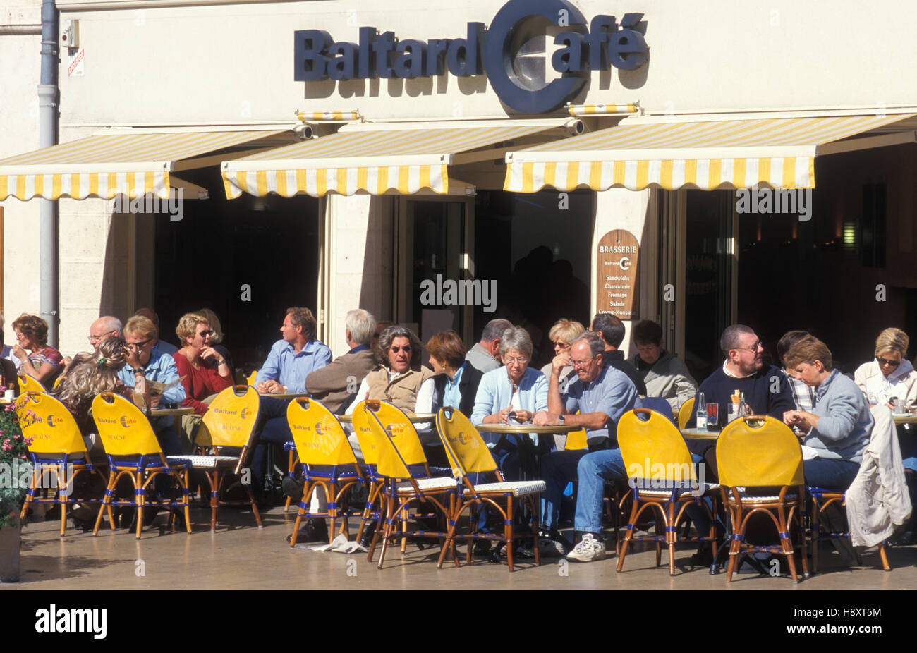 Gli ospiti seduti fuori Baltard Cafe sulla Place de la Halle, Beaune, Borgogna, in Francia, in Europa Foto Stock