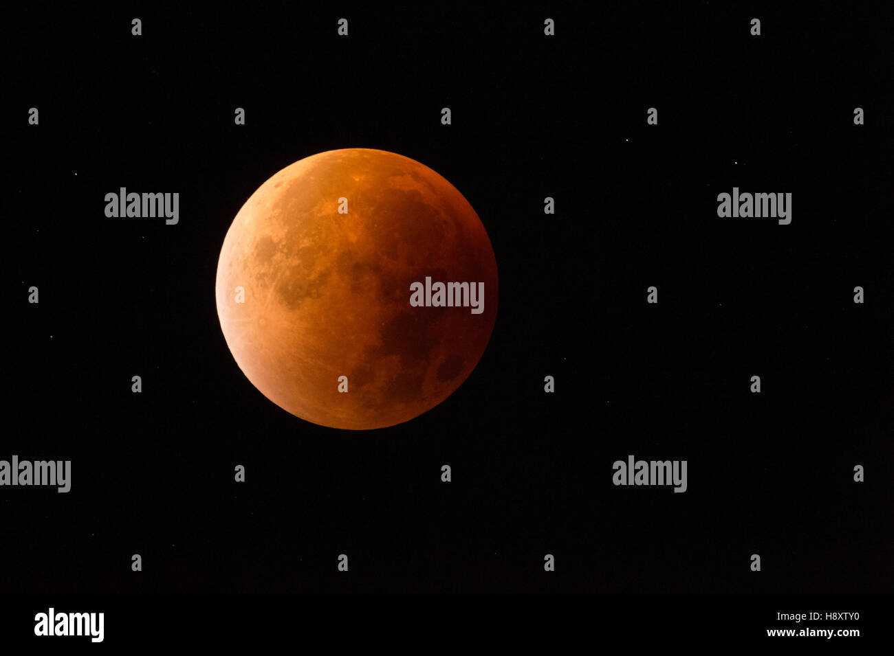 Lunar Eclipse, supermoon rosso sangue, luna / Blutmond, rosso arancio luna piena con stelle scintillanti, 28 settembre 2015. Foto Stock