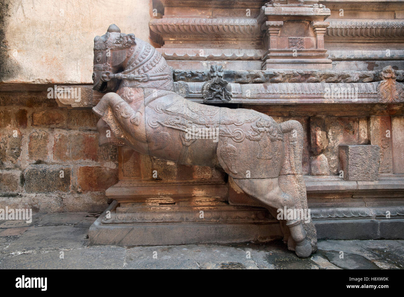 Cavalli al galoppo in prossimità di rampe di scale, Subrahmanyam santuario, il tempio di Brihadisvara complessa, Tanjore, Tamil Nadu, India. Foto Stock