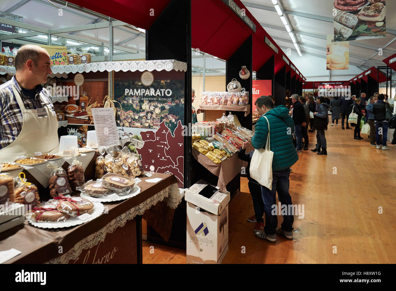 Persone ad Alba il tartufo bianco sul mercato mondiale durante il Bianco di Alba Fiera del Tartufo di Alba, Italia Foto Stock