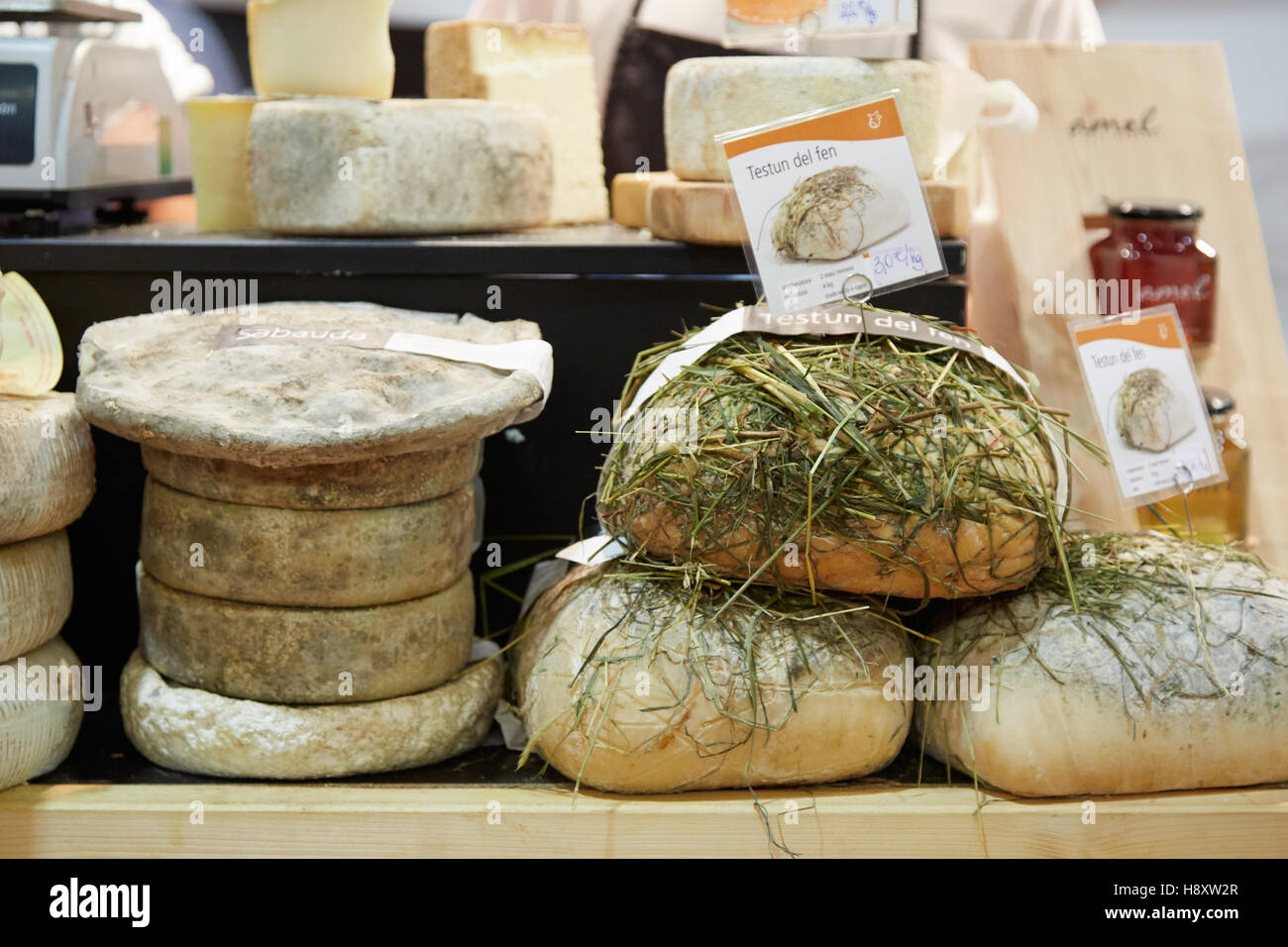 Testun formaggio di fieno in vendita durante il Bianco di Alba Fiera del Tartufo di Alba, Italia Foto Stock