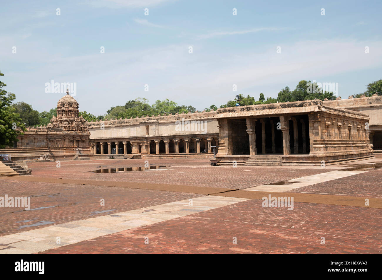 Ganesha Santuario sulla sinistra, Karuvur Devar santuario sulla destra, il tempio di Brihadisvara complessa, Tanjore, Tamil Nadu, India. Foto Stock