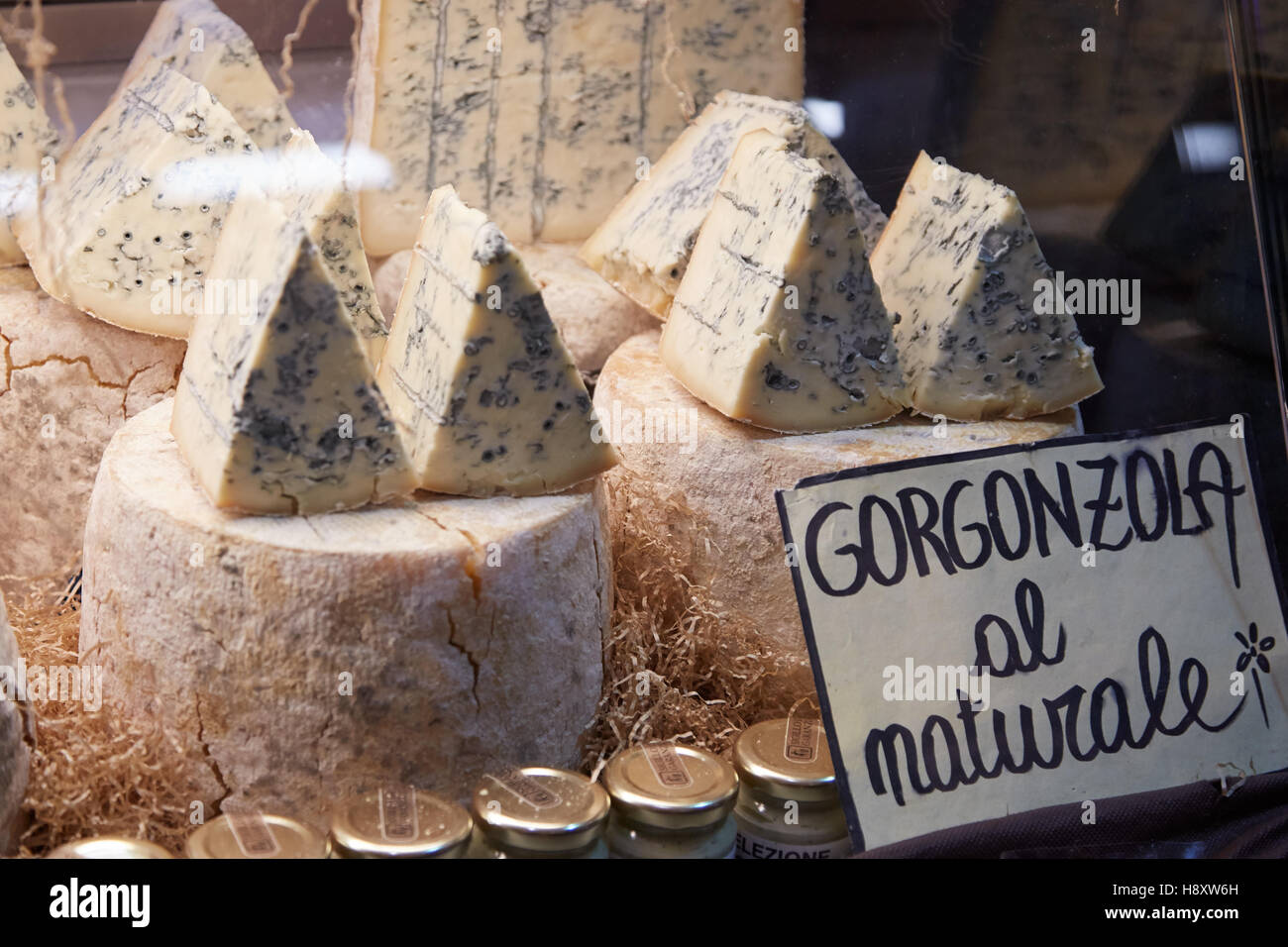 Formaggio Gorgonzola in vendita durante il Bianco di Alba Fiera del Tartufo di Alba, Italia Foto Stock