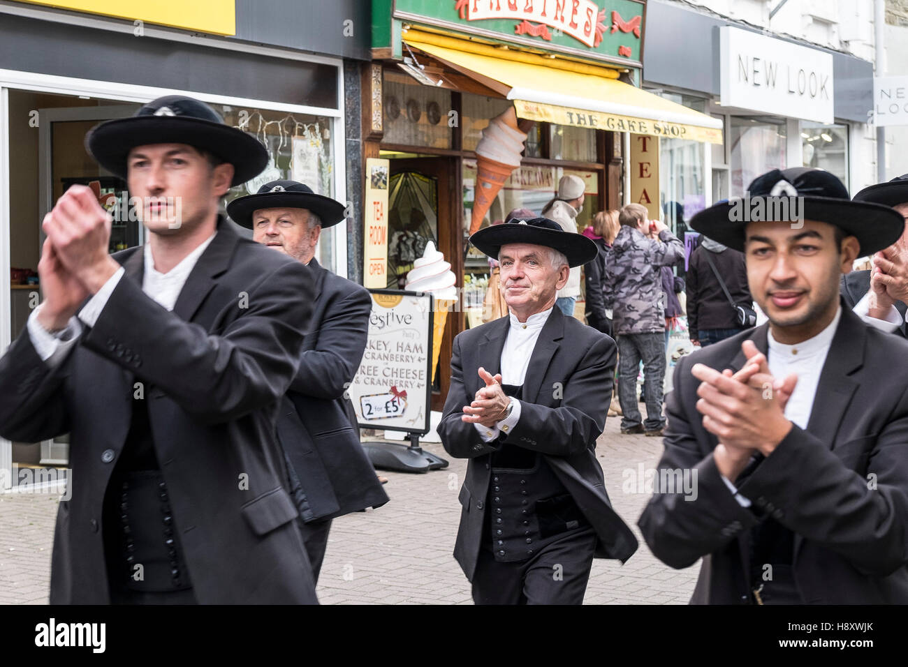 Come parte di Lowender Peran musicisti e ballerini sfilano per le città di Newquay, Cornwall. Foto Stock