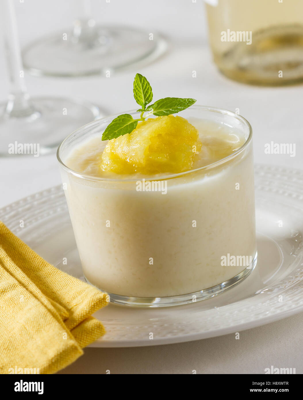 Dessert di frutta con ananas gelato e noce di cocco Foto Stock