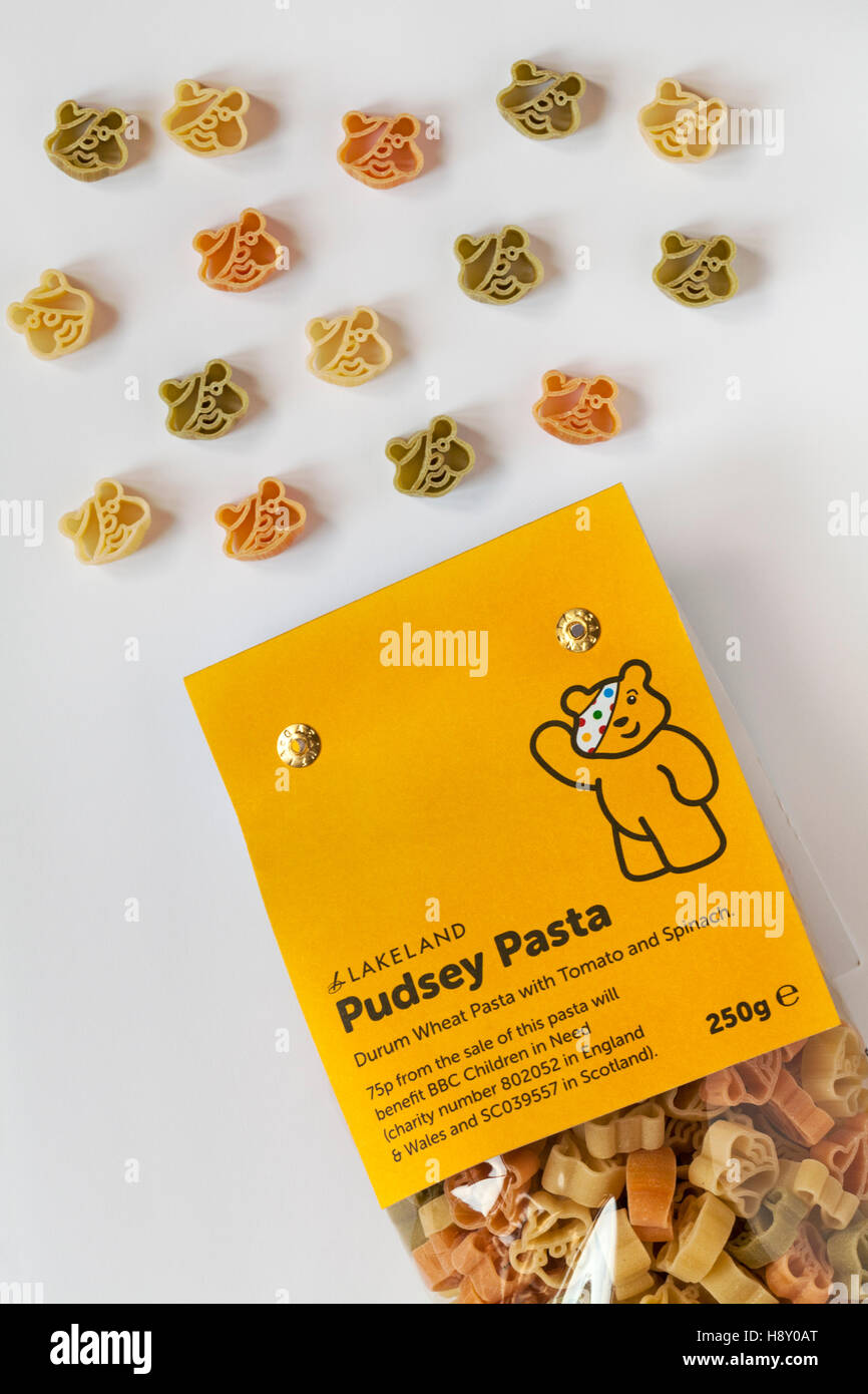 Aprire il sacchetto di Lakeland Pudsey Pasta - Pasta di Semola di Grano Duro con pomodoro e spinaci con contenuto versato impostato su sfondo bianco - Pudsey bear sagomata Foto Stock