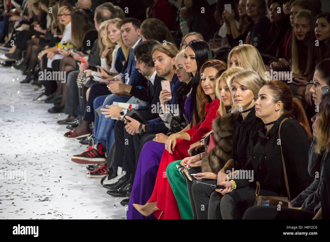 Kiev, Ucraina - 13 ottobre 2016: Udienza guardando lo spettacolo durante la 39th ucraino settimana della moda a Mystetsky Arsenal a Kiev Foto Stock