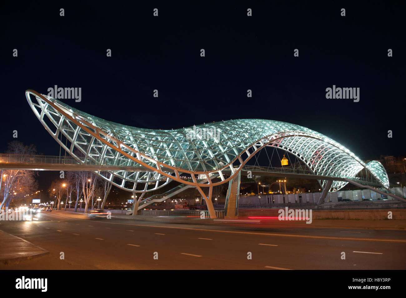 Vista del fiume Kura e Ponte della Pace a Tbilisi Foto Stock