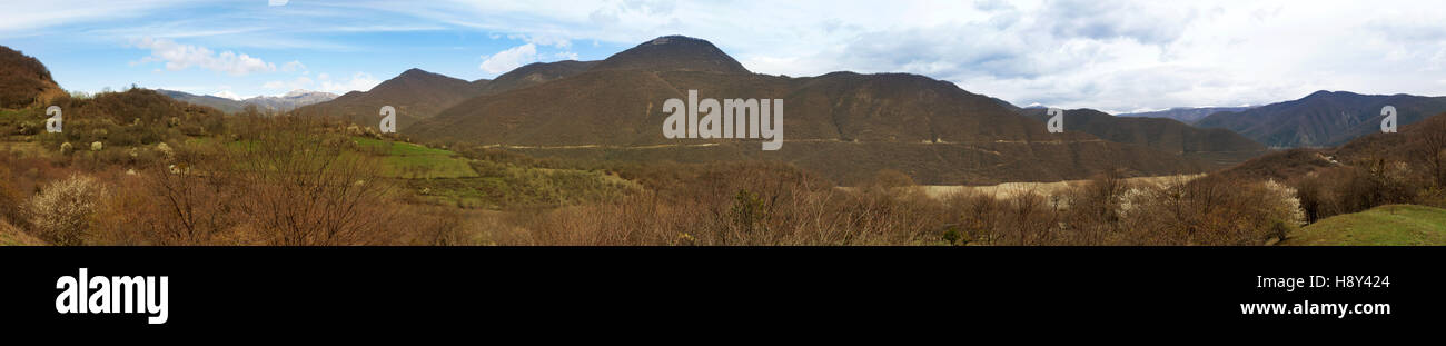 Vista delle montagne del Caucaso in Georgia Foto Stock