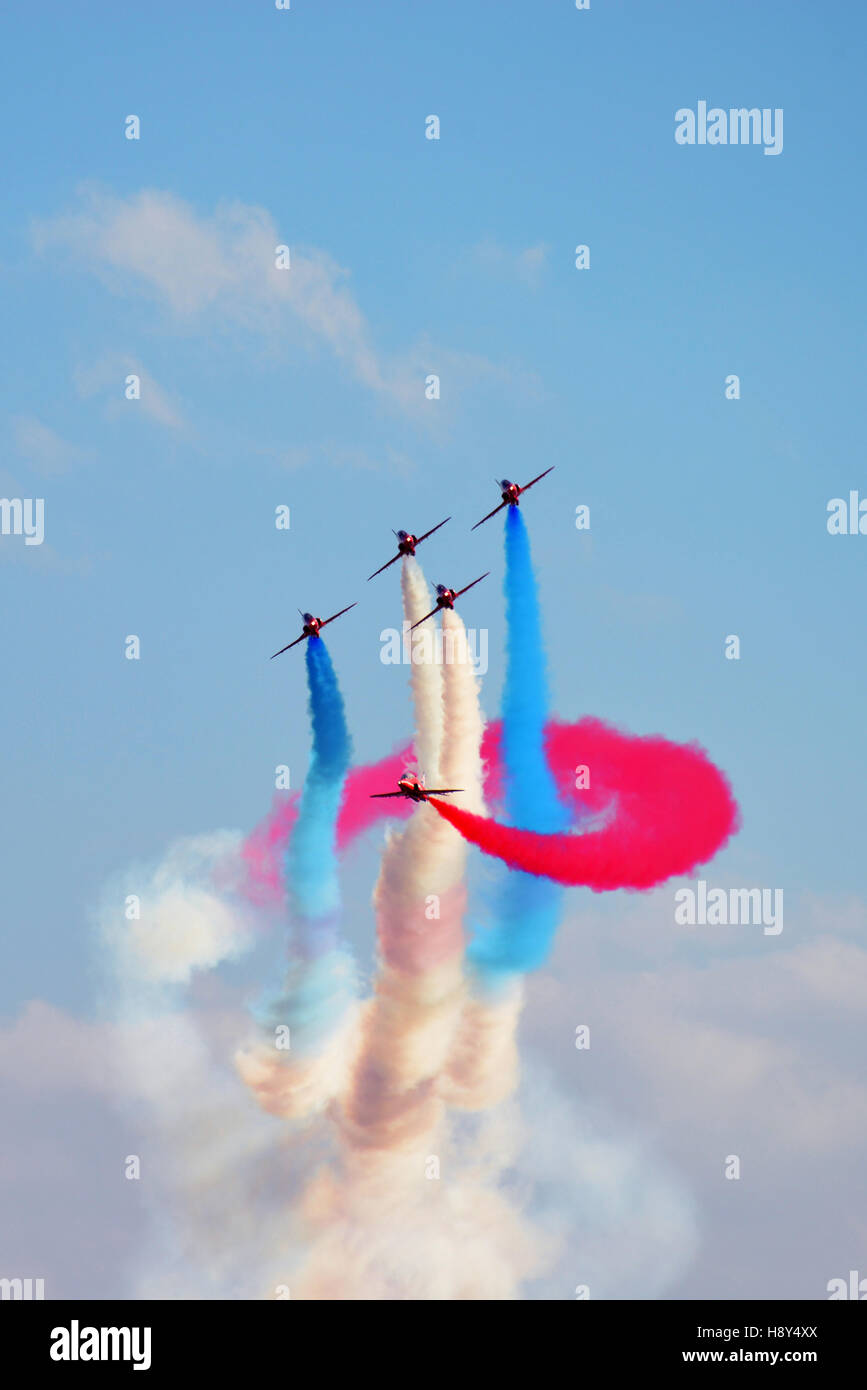 Royal Air Force aerobatic display piani, frecce rosse, volare in nuvoloso meteo Foto Stock