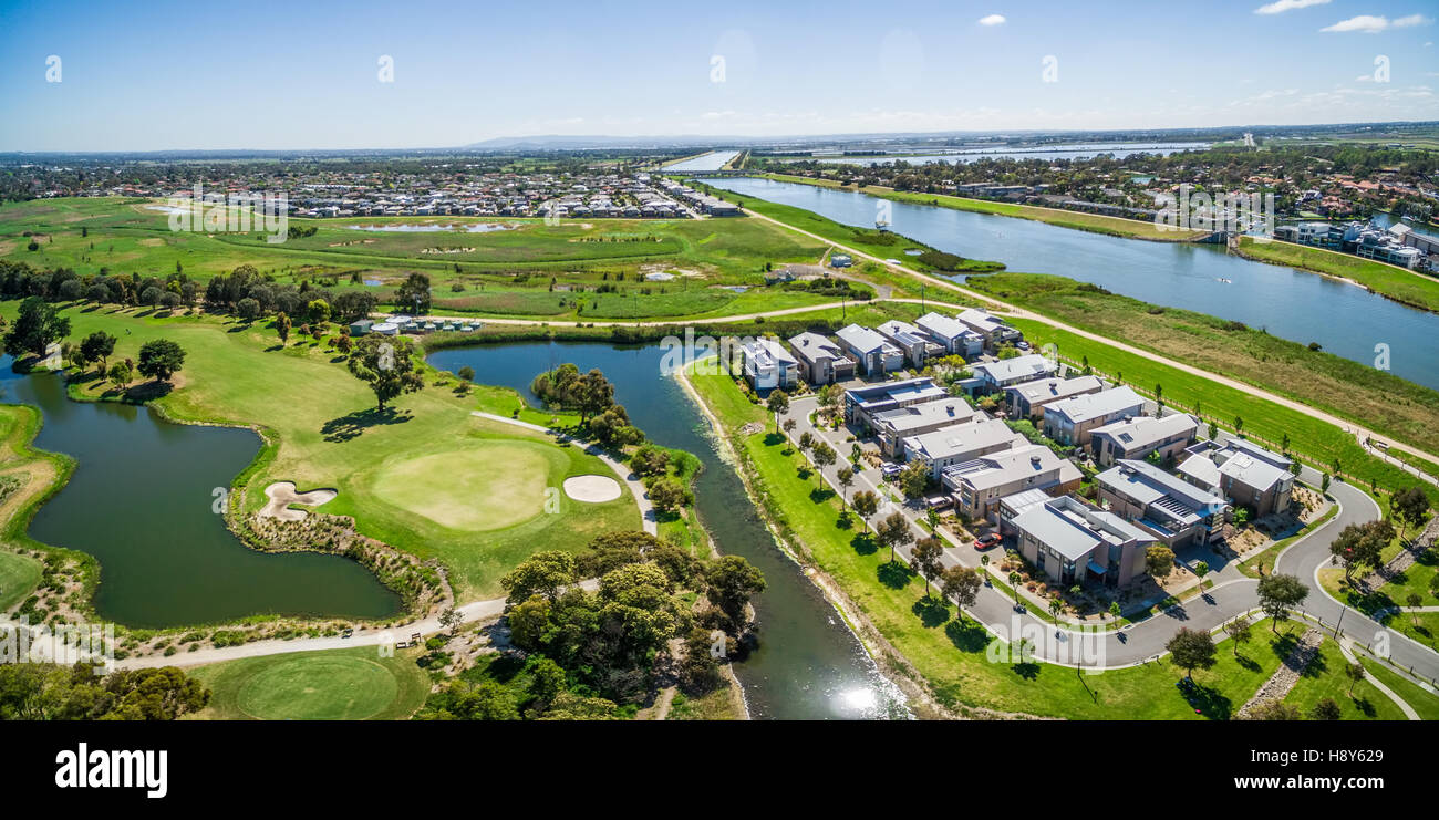 Panoramica aerea di Patterson River, Bonbeach sobborgo e golf club sulla luminosa giornata di sole. Melbourne, Australia Foto Stock