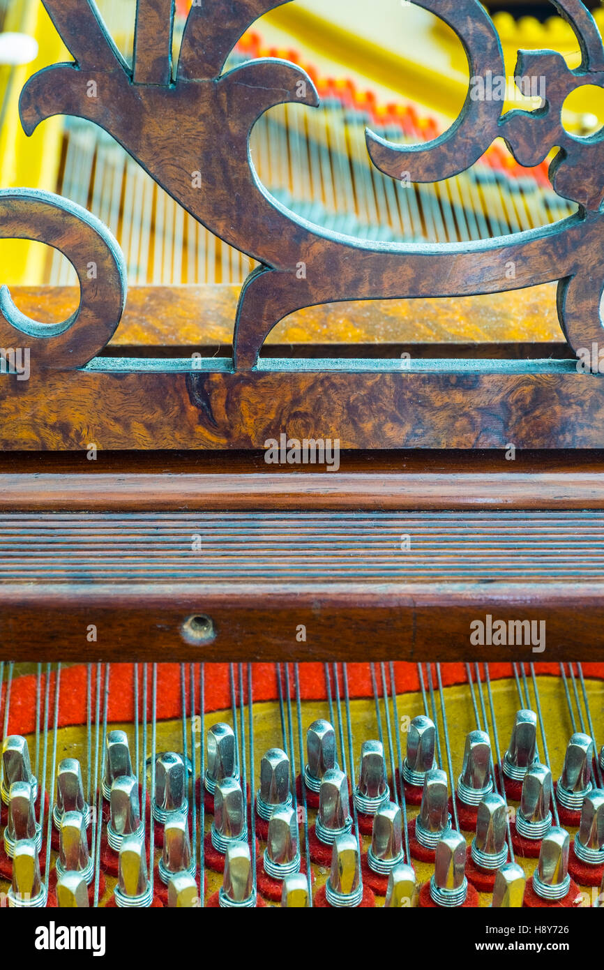 In prossimità di un antico pianoforte che mostra i perni e le stringhe. Foto Stock