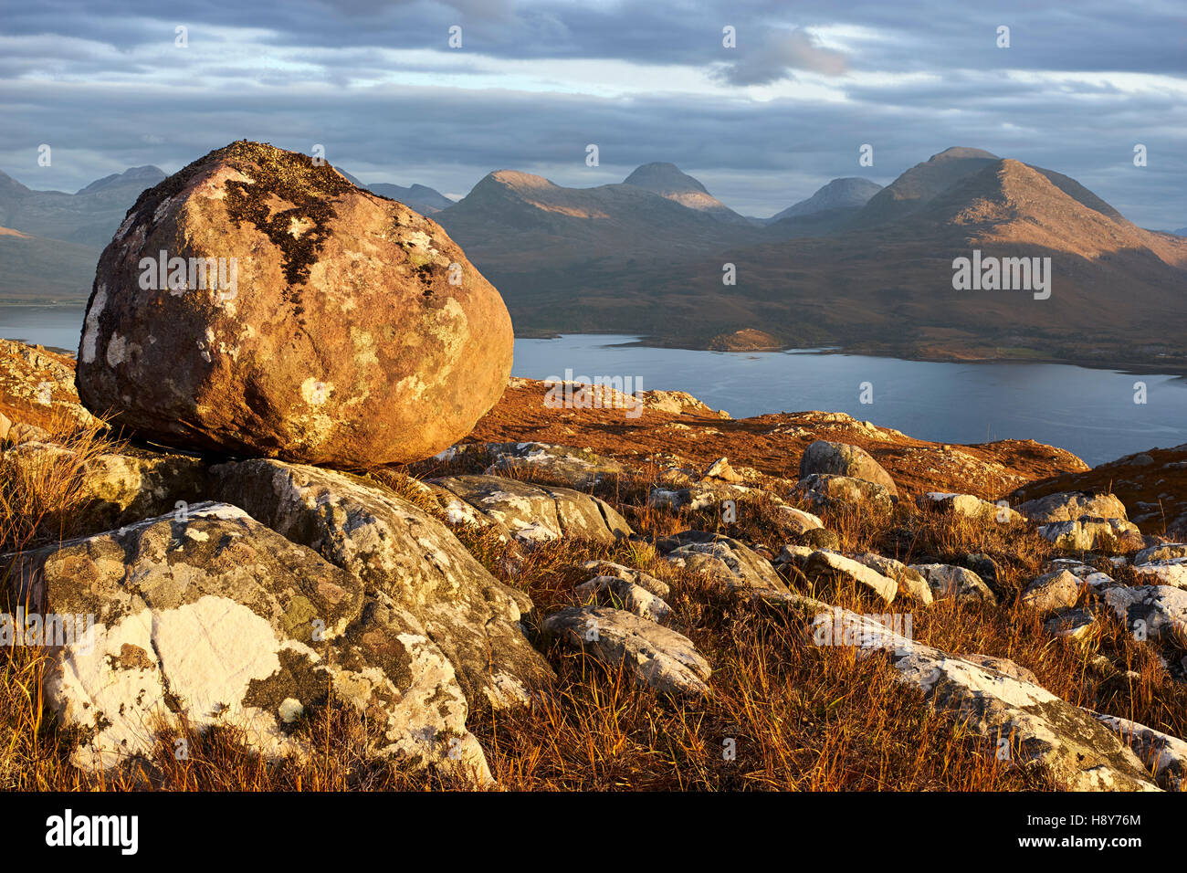 Masso erratico, Bealach na Gaoithe, Torridon, Wester Ross, Scozia. Vista verso Beinn Damh su Upper Loch Torridon Foto Stock