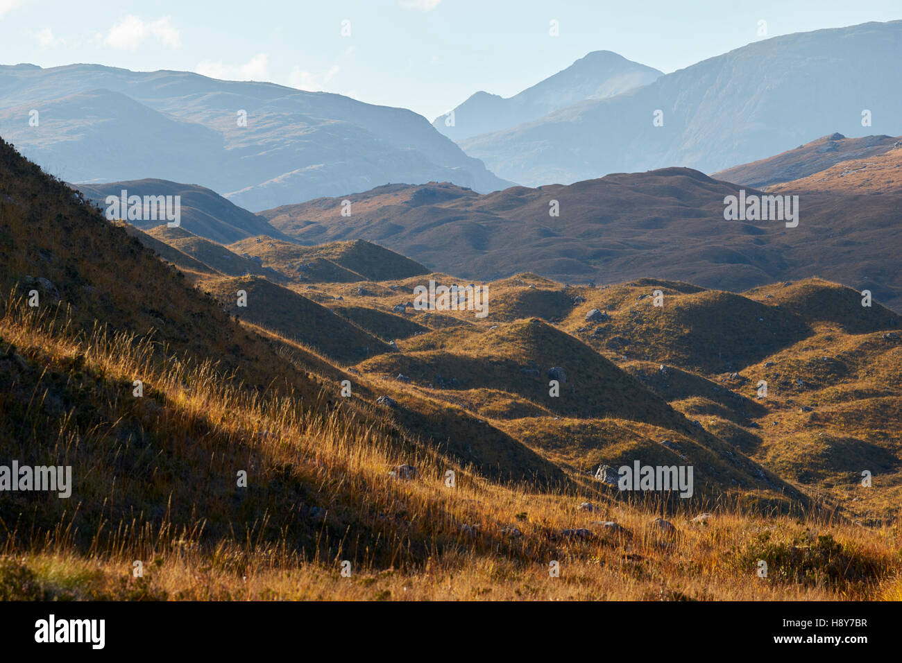 Tussocky morene in coire un Cheud Chnoic (Corrie di 100 collinette), Glen Torridon, Wester Ross, Highland, Scozia Foto Stock