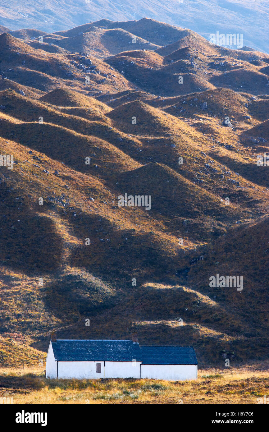 Ling Hut et tussocky morene in coire un Cheud Chnoic (Corrie di 100 collinette), Glen Torridon, Wester Ross, Highland, Scotla Foto Stock