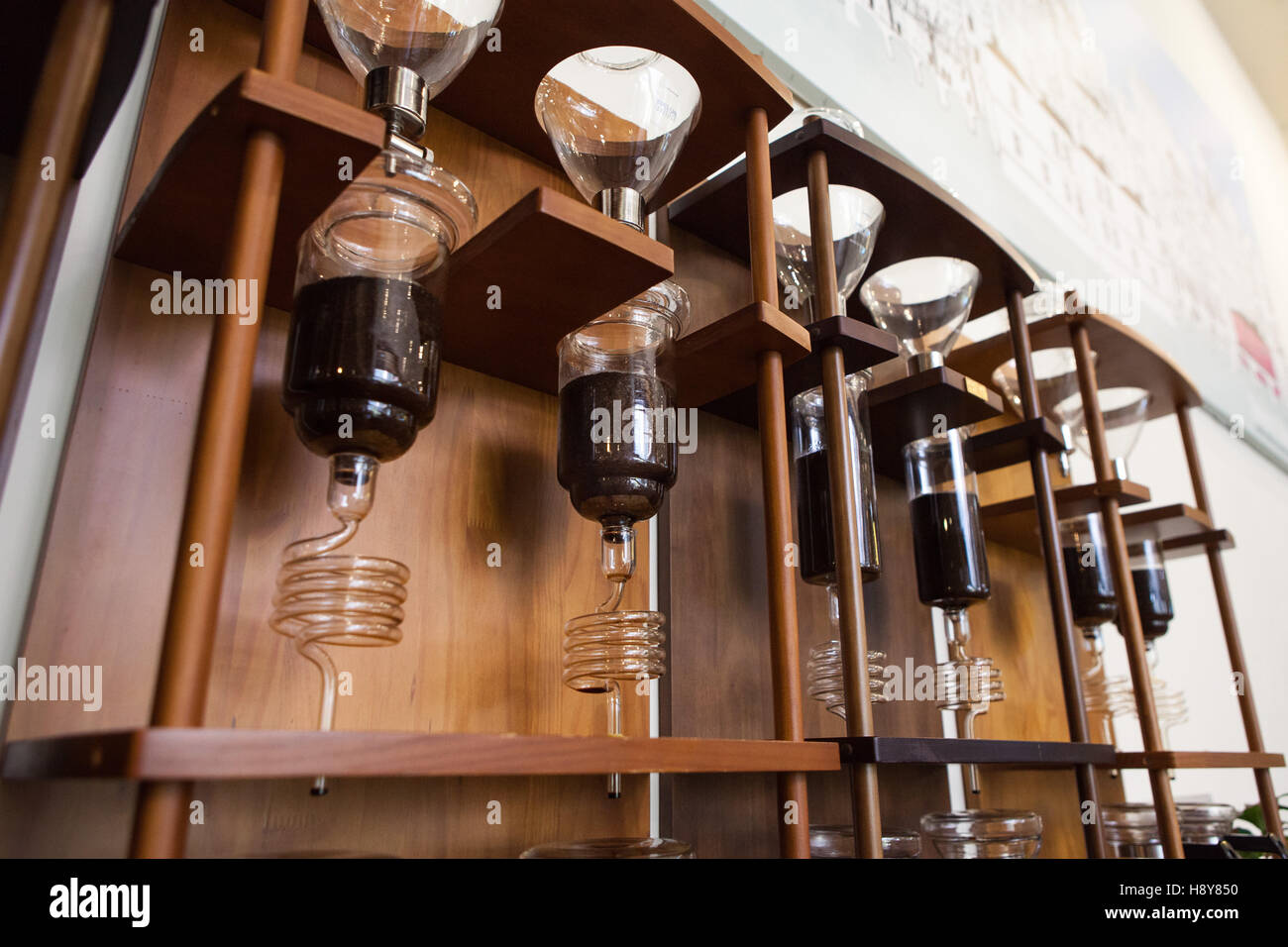 La produzione di attrezzi per il freddo a preparare il caffè Foto Stock