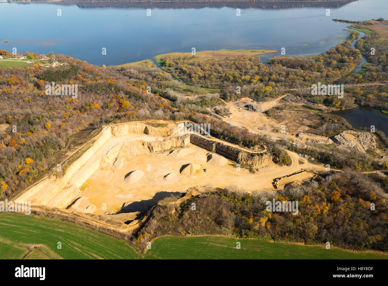 Vista aerea di una cava di calcare lungo il fiume Mississippi a nord di Dubuque, Iowa. Foto Stock