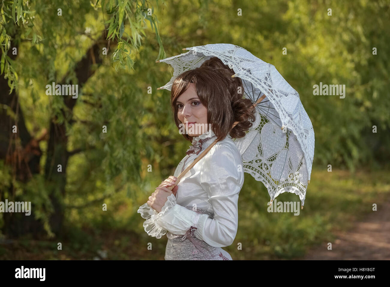 Ragazza giovane con un ombrello. Foto Stock
