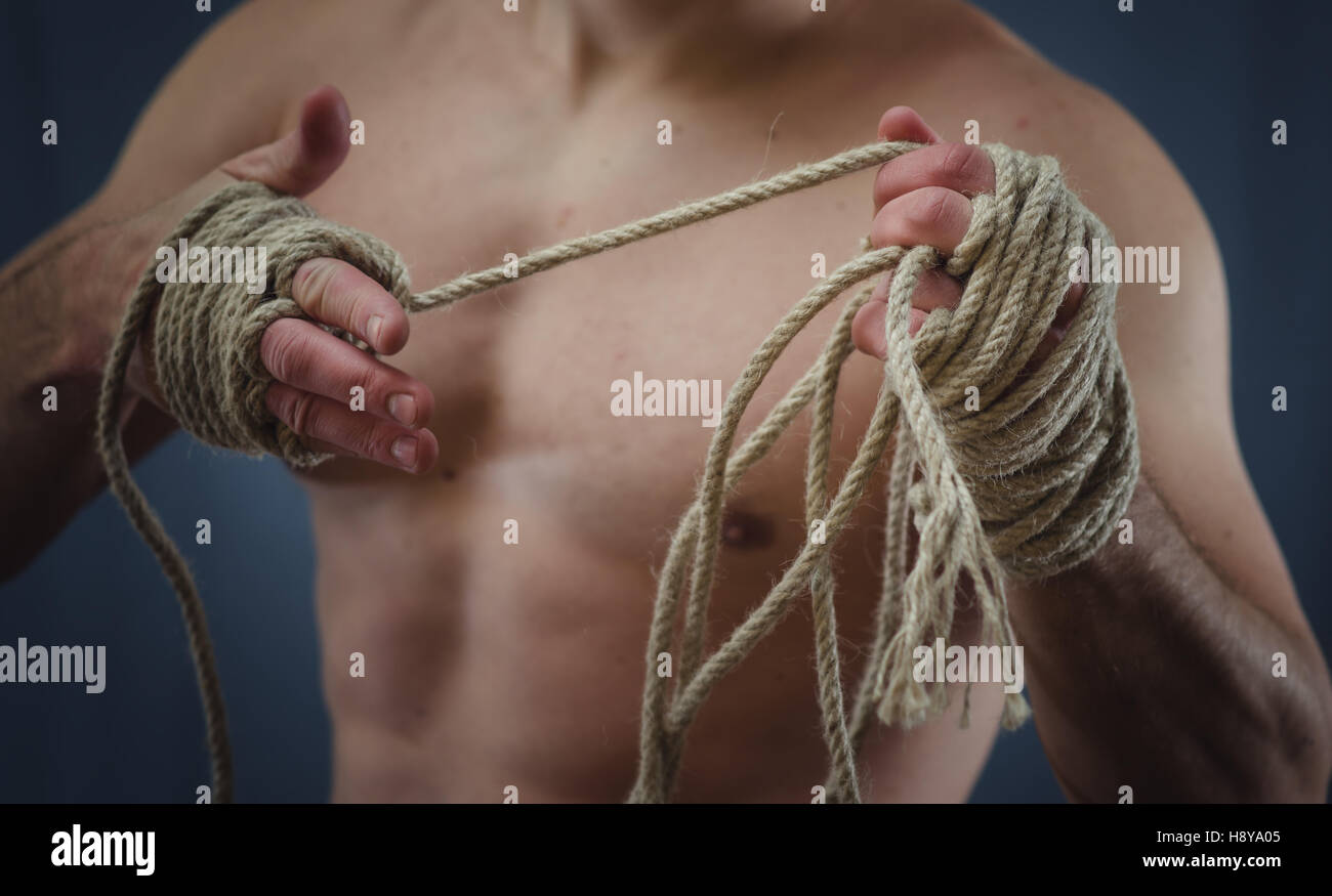 Close-up di un giovane pugile tailandese mani le corde di canapa sono avvolti prima della lotta o della formazione Foto Stock