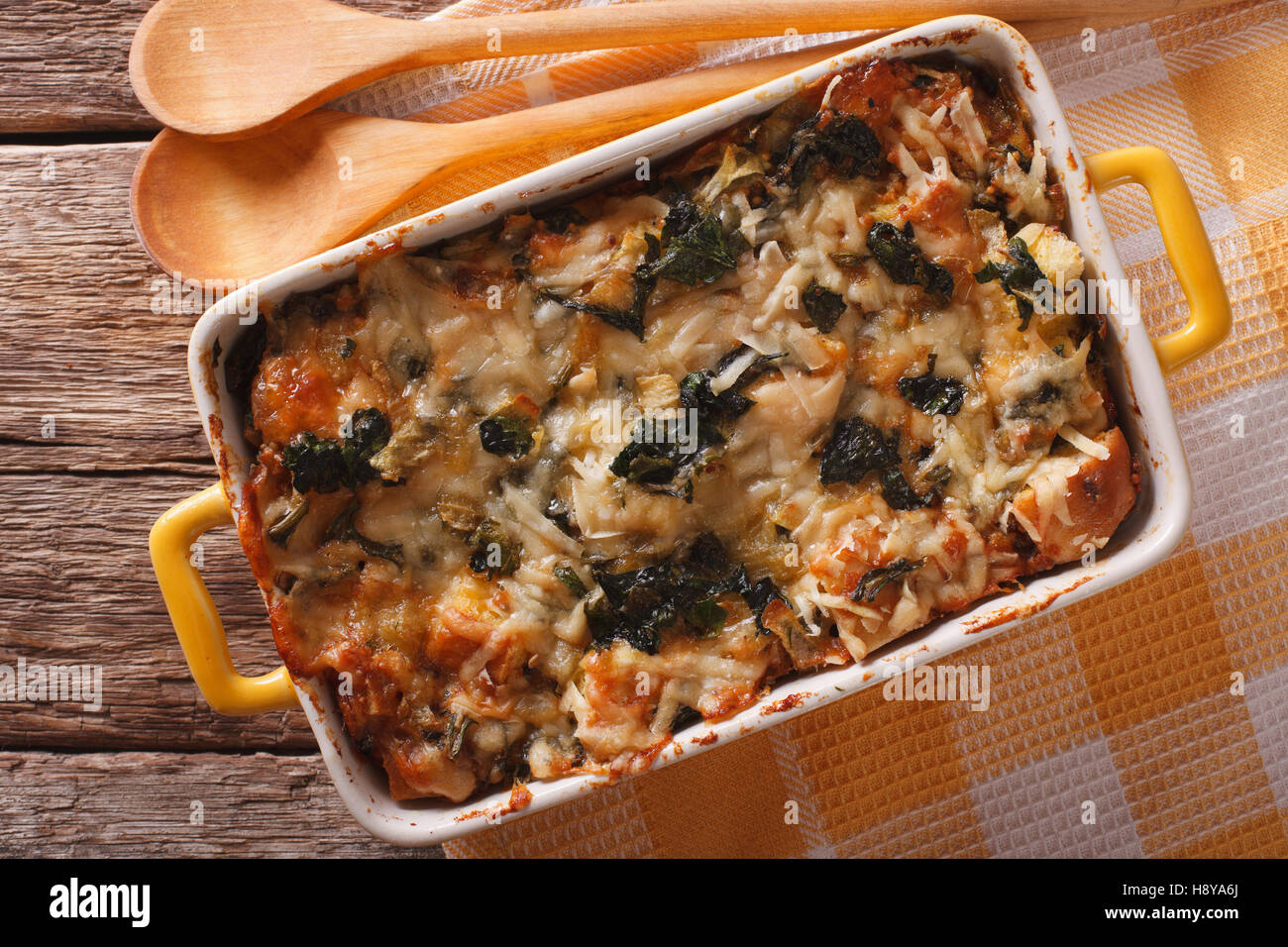 Gli strati casseruola con spinaci, formaggio e pane da vicino in un piatto per la cottura. vista orizzontale dal di sopra Foto Stock