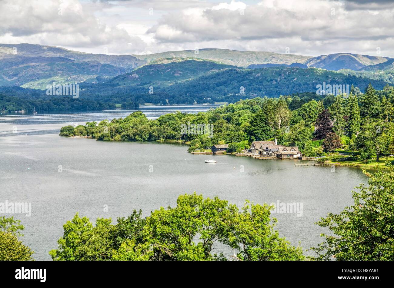 Lago di Windermere con boathouses Foto Stock