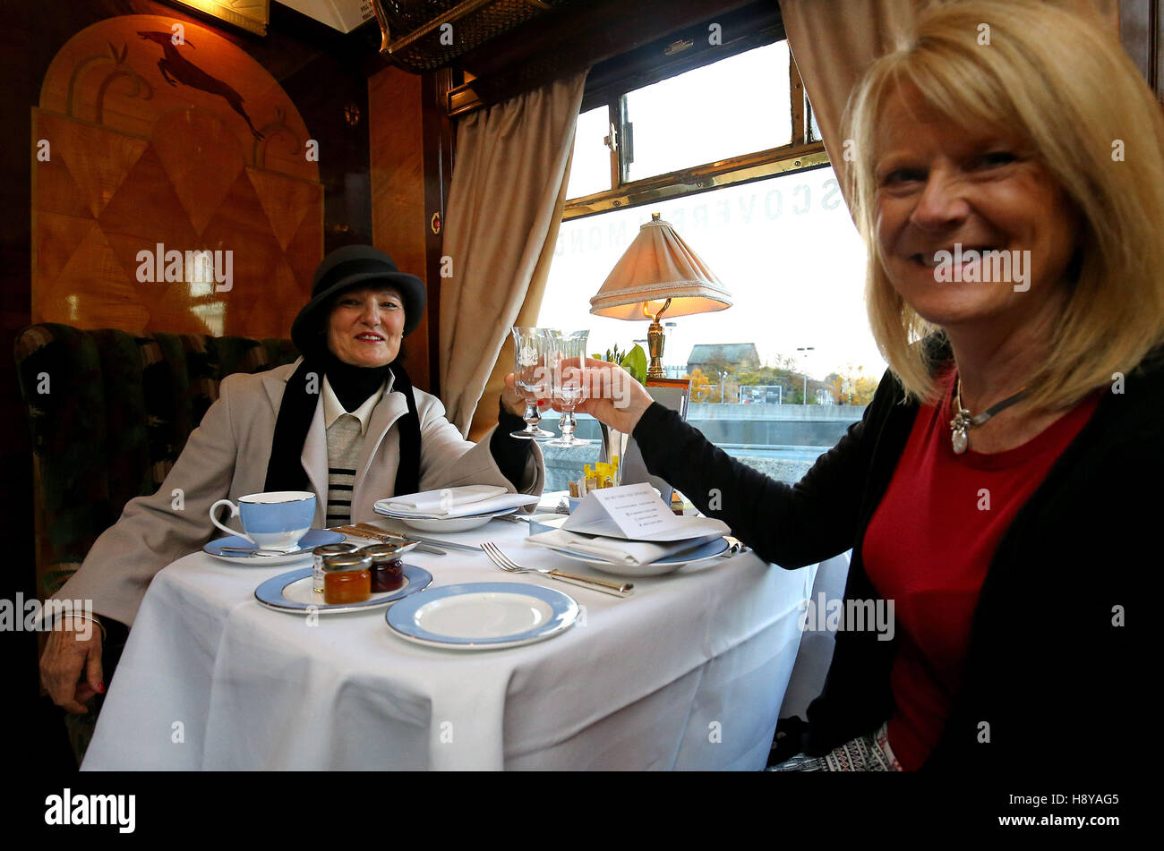 Pendolari Yvette James (sinistra) e Nicky Calder a bordo di una annata Belmond British Pullman Treno a Ashford International station nel Kent per un viaggio a sorpresa a Londra. Foto Stock