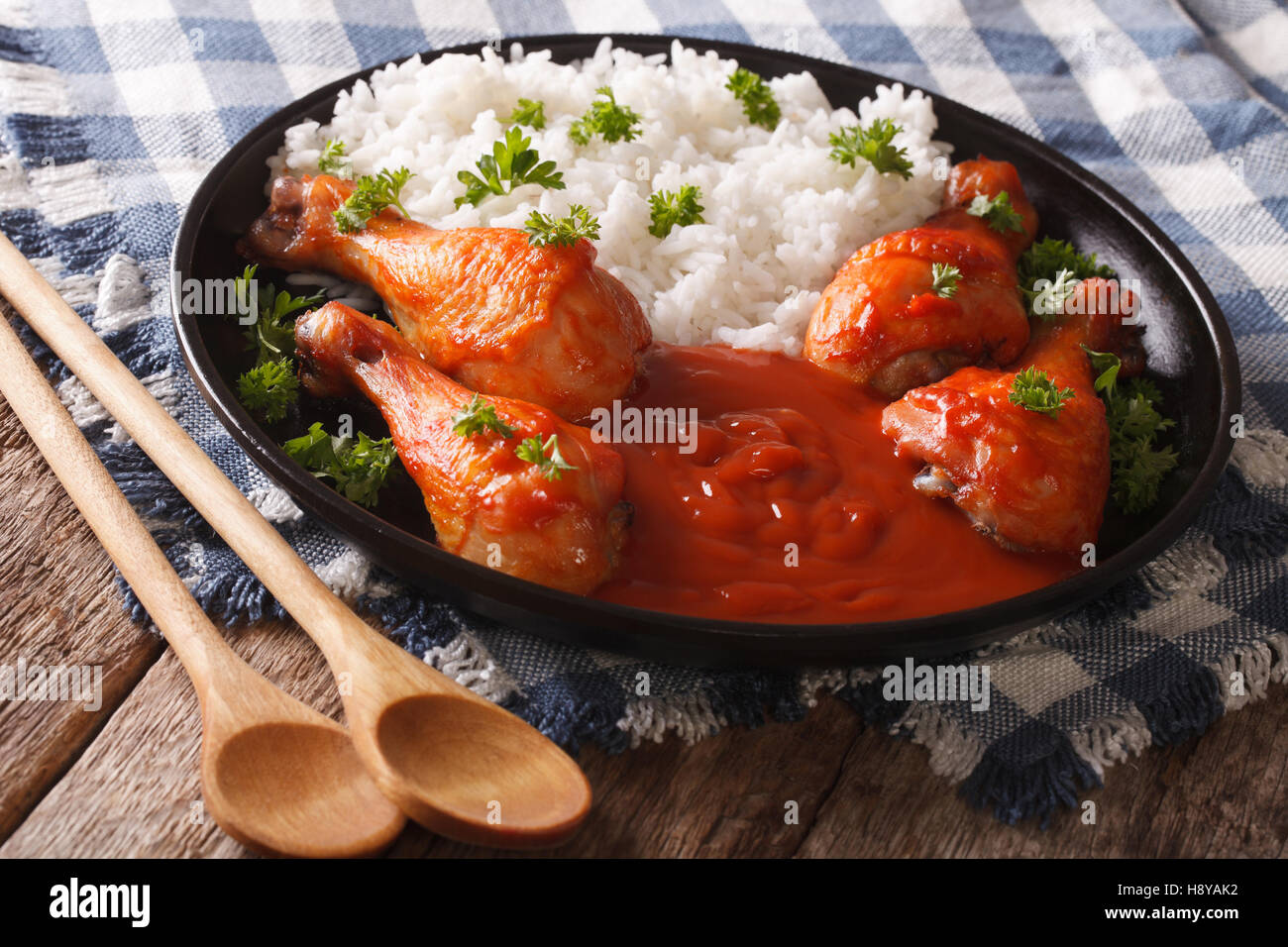 Piatto tailandese: il pollo con la salsa di peperoncino Sriracha e riso vicino sul tavolo orizzontale. Foto Stock