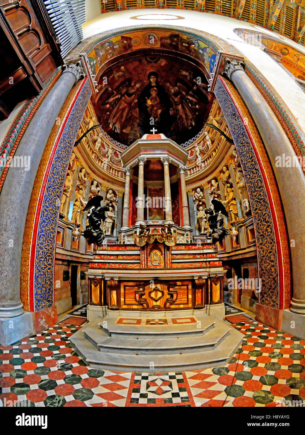 La cattedrale di Messina altare dipinto e dettaglio del tetto Foto Stock