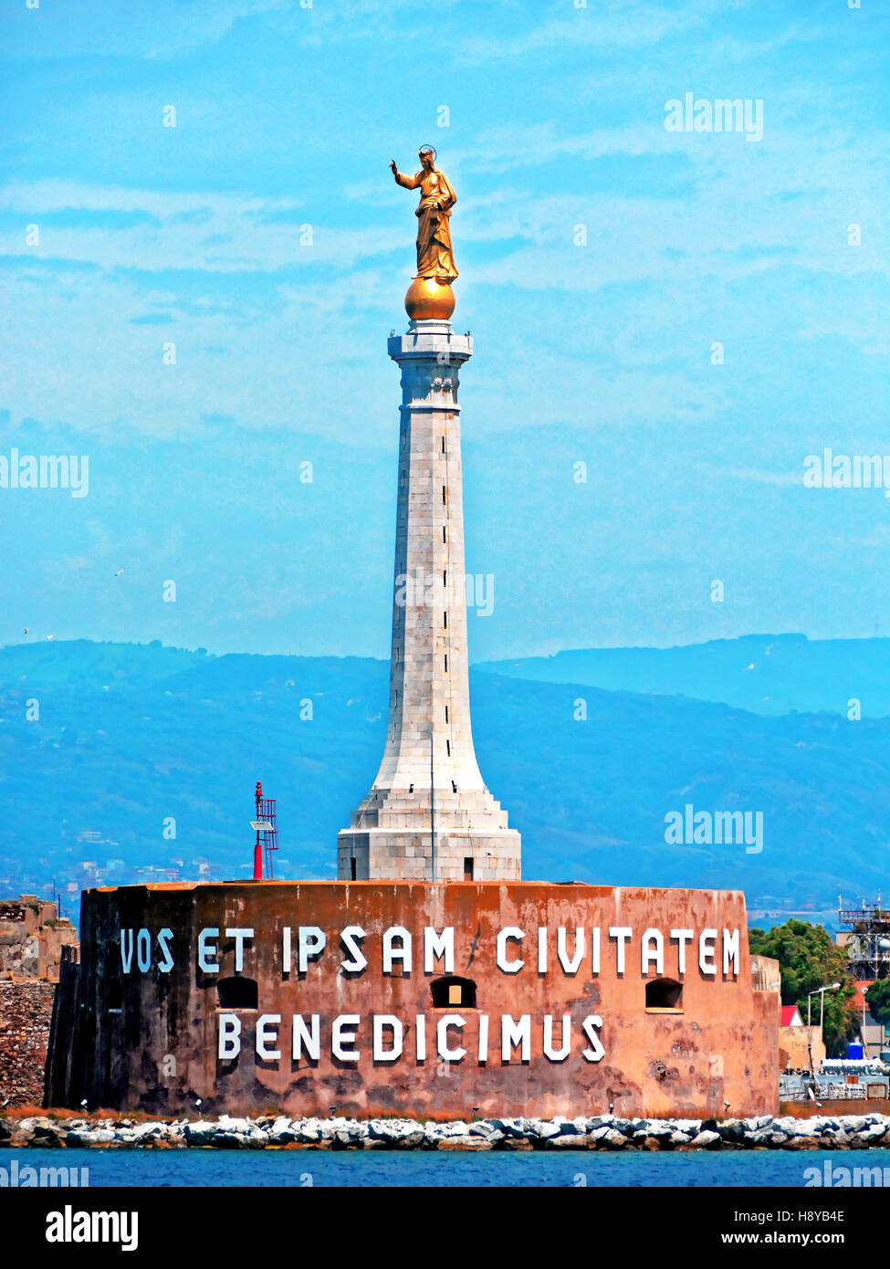 Messina ingresso del porto con la statua della Madonna Dorata Foto Stock