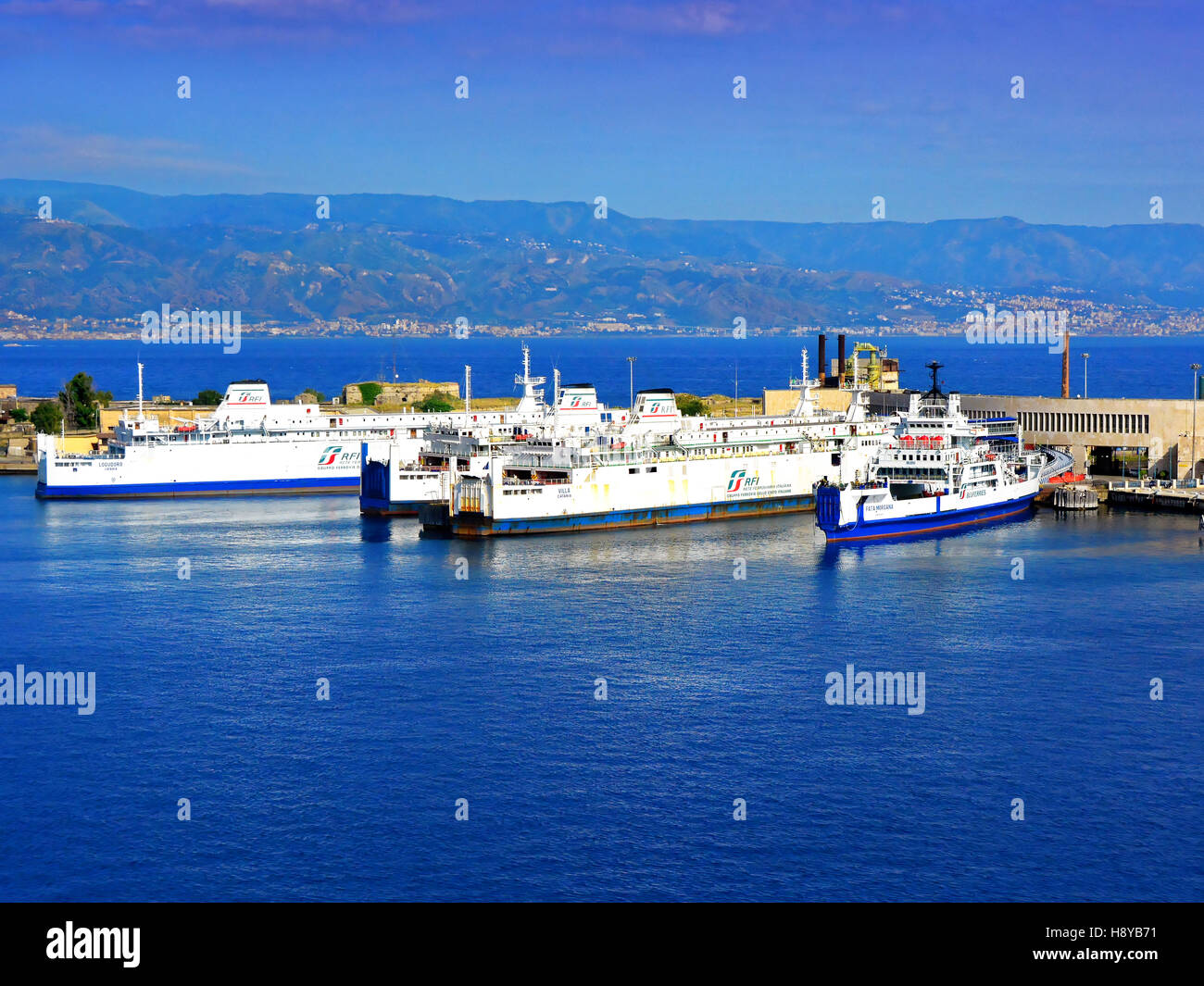 Porto di Messina porto traghetti RFI Bluferries traghetti Foto Stock